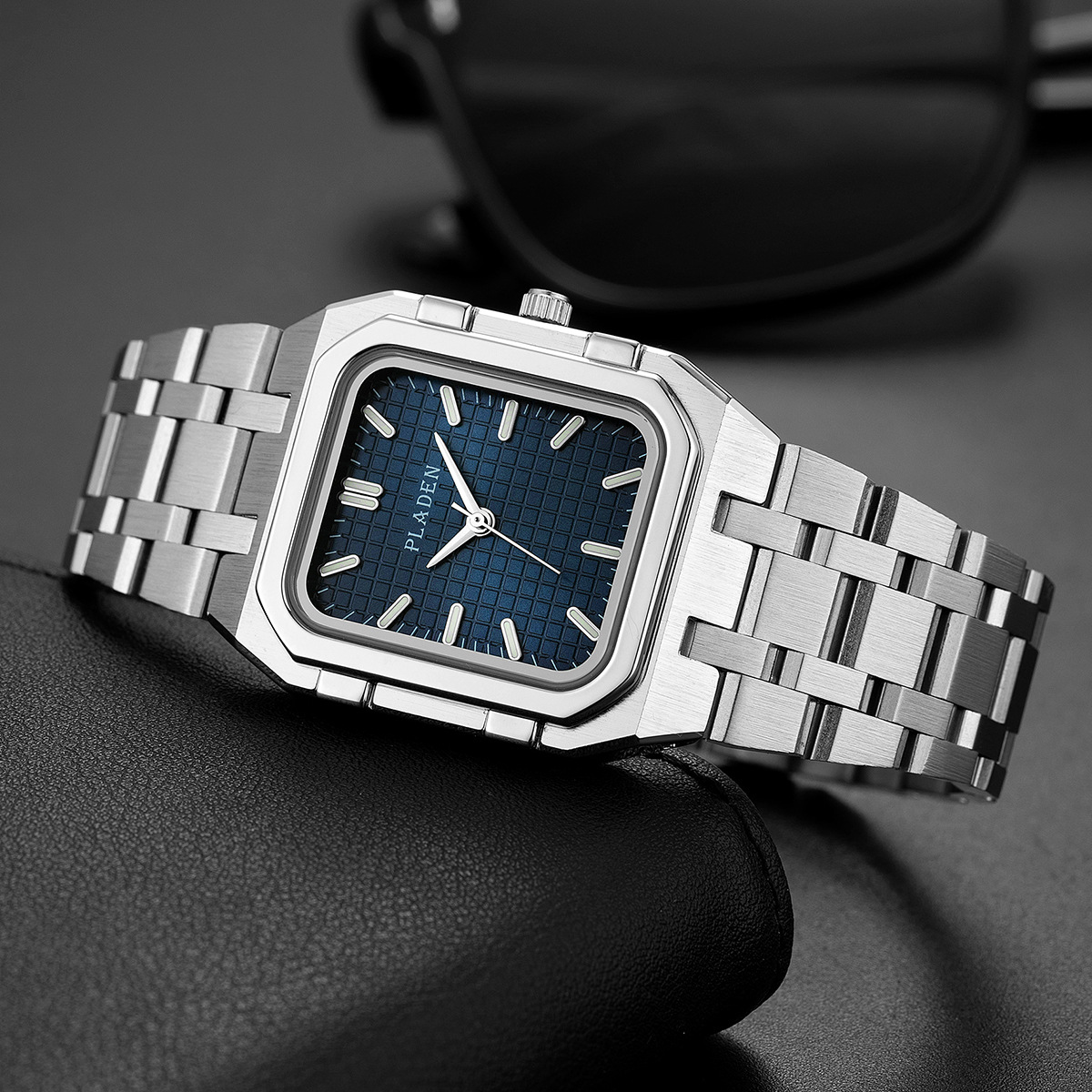 العلامة التجارية الفاخرة الأزر - مراجعة Luxury Watch Maker وسعره