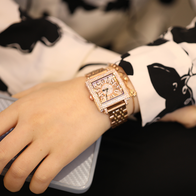 ساعة يد نسائية كوارتز كريستالي - مراجعة Luxury Watch Top 10 وسعره